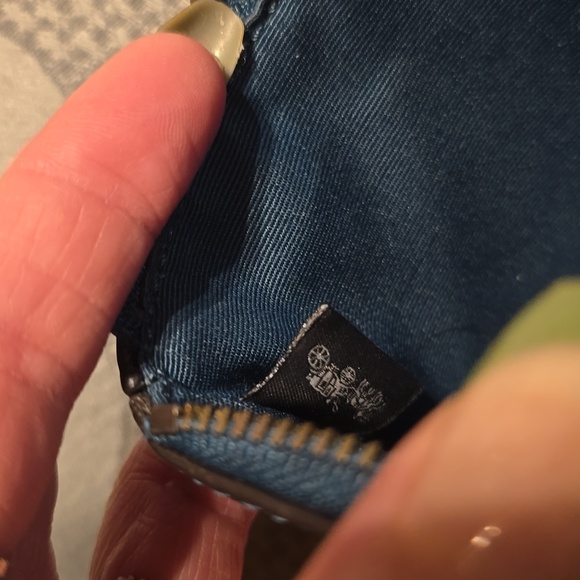 🤑Sale🤑 Coach leather metallic turquoise wristlet - Picture 5 of 6